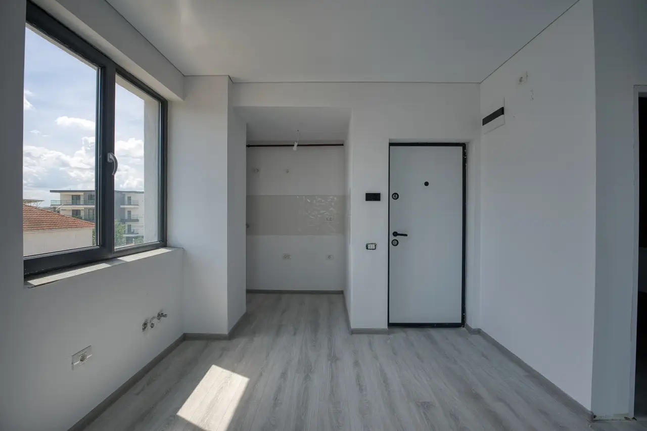 Bucătărie luminoasă într-un apartament nou